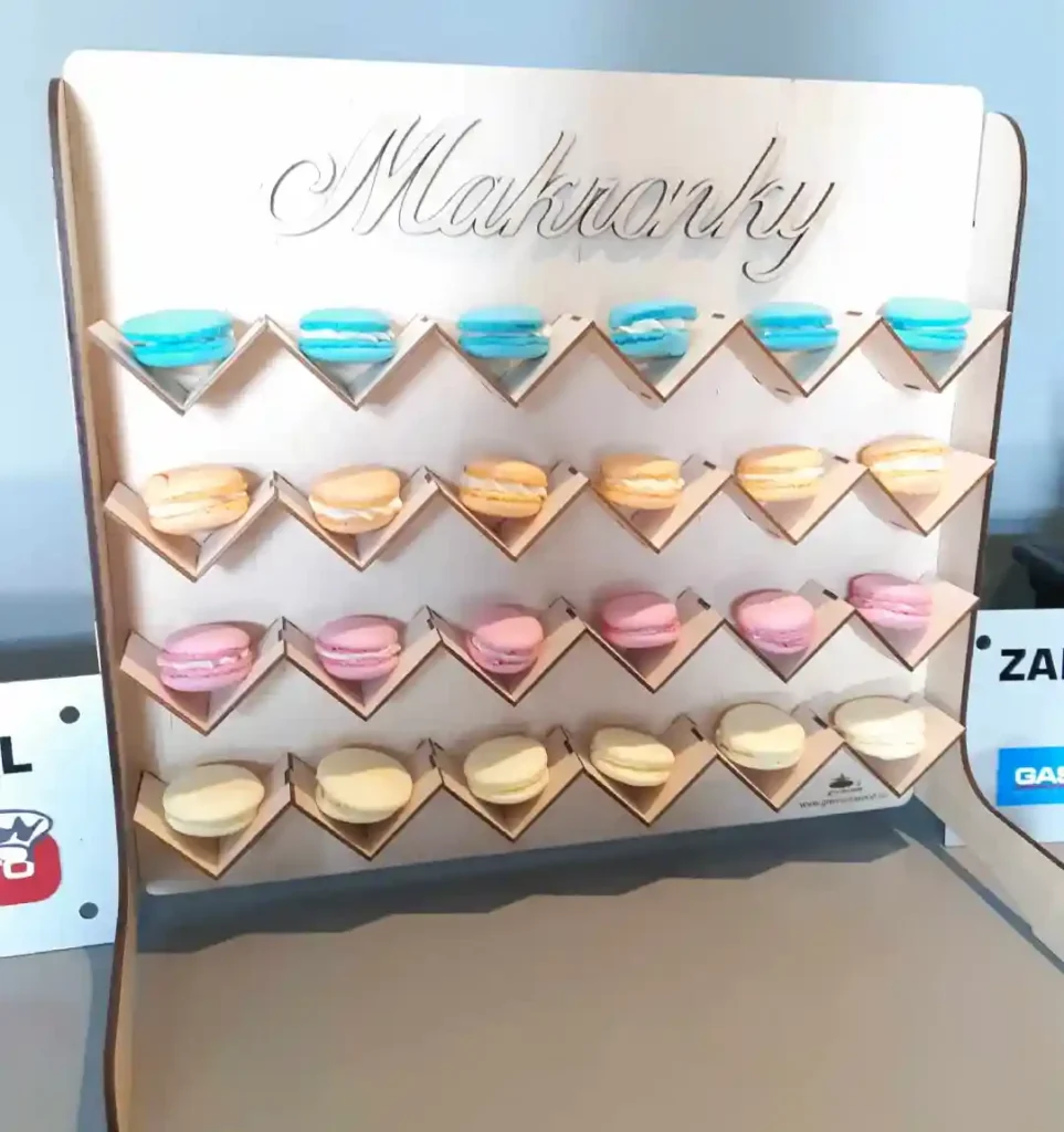 Makronky v tablu na svatbu 24 kusů
