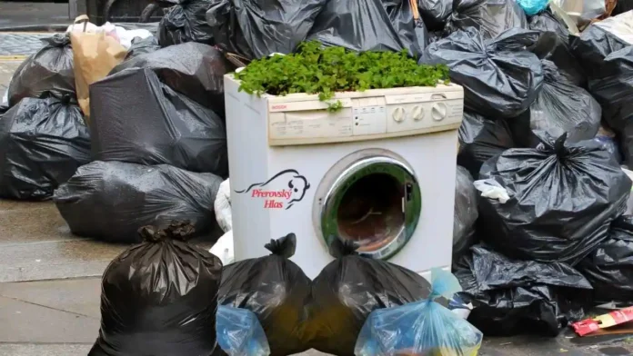 Pračka postavená vedle kontejneru na ulici