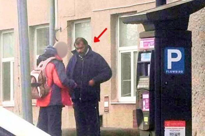Tento člověk obtěžuje lidi v hranicích
