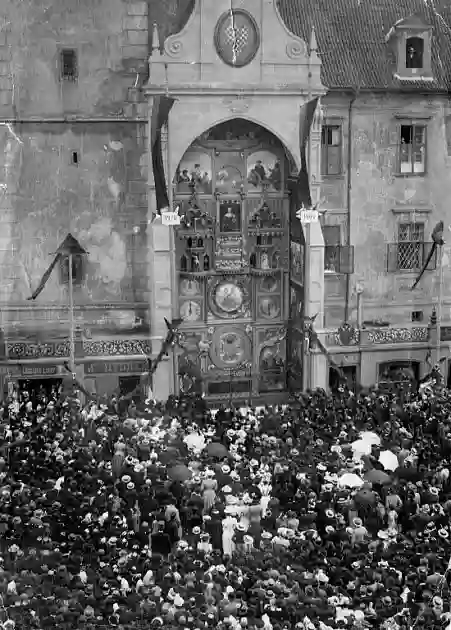 Tato podoba orloje na radnici vydržela až do socialistické proměny.