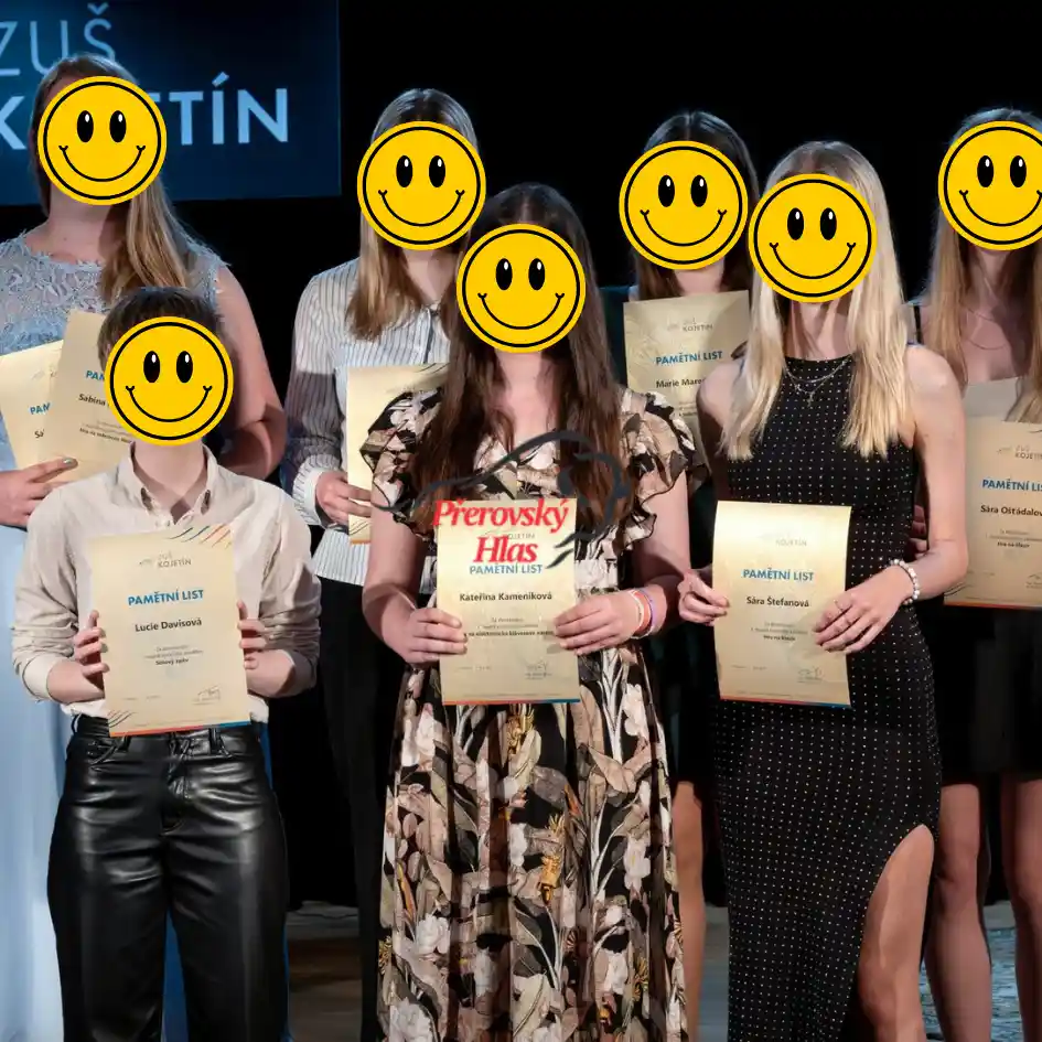 Jeden z mnoha odstrašujících příkladů porušení gdpr. Na fotografii jsou vyobrazené holky s diplomy na které jsou jejich plná jména 