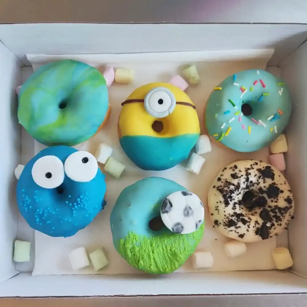 Dárková krabička s šesti donuty různé motivy
